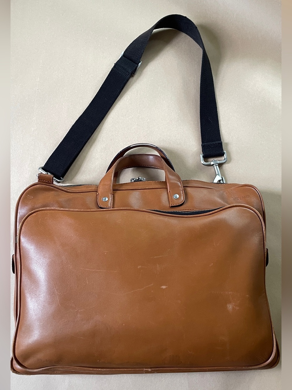 JACK SPADE // men’s cognac brown cow leather slim laptop messenger bag